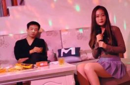 Địt gái dịch vụ bấm bài trong phòng karaoke cực sướng