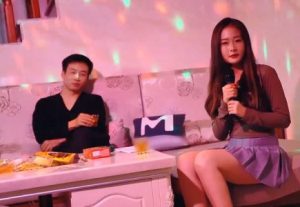 Địt gái dịch vụ bấm bài trong phòng karaoke cực sướng